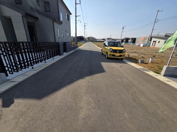 富里市　御料　１期　全３棟　１号棟の前面道路含む現地写真画像