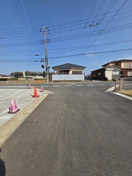 富里市　御料　１期　全３棟　２号棟の前面道路含む現地写真画像