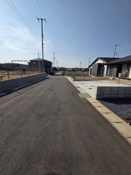 富里市　御料　１期　全３棟　２号棟の前面道路含む現地写真画像