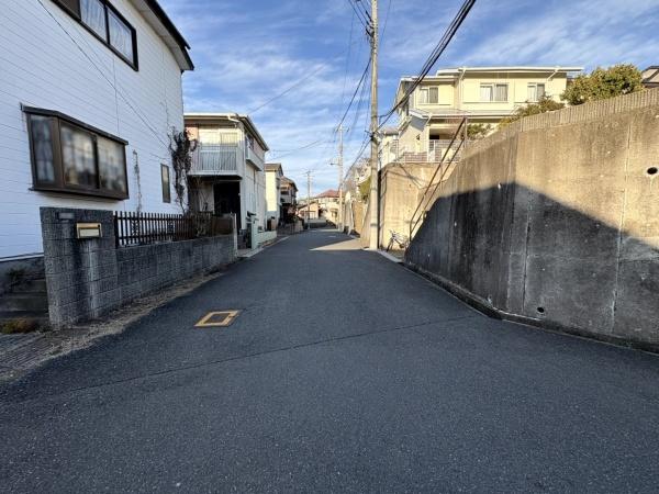 リナージュ佐倉市千成1丁目 第1期全1棟1号棟の前面道路含む現地写真画像