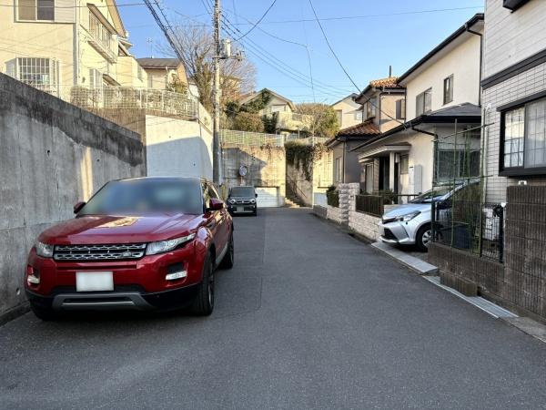 リナージュ佐倉市千成1丁目 第1期全1棟1号棟の前面道路含む現地写真画像