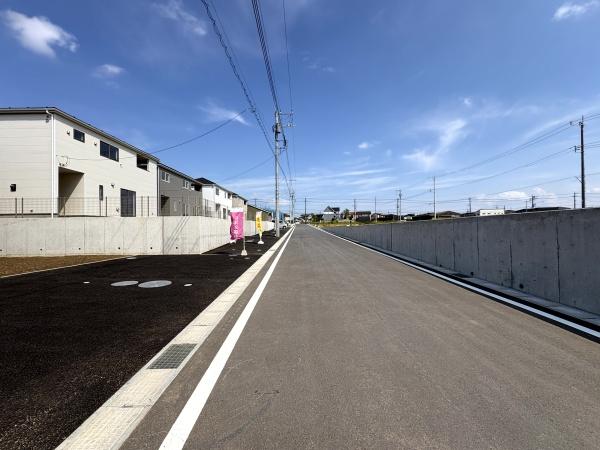 クレイドルガーデン富里市七栄 第33全14棟2号棟の前面道路含む現地写真画像
