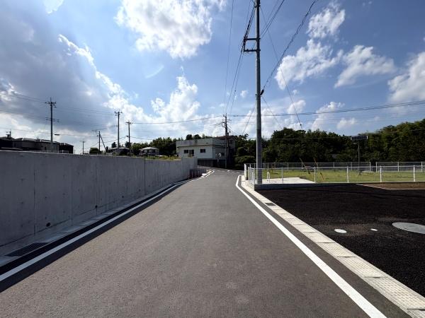 クレイドルガーデン富里市七栄 第33全14棟2号棟の前面道路含む現地写真画像