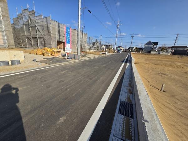 クレイドルガーデン富里市七栄　第33全14棟５号棟の前面道路含む現地写真画像