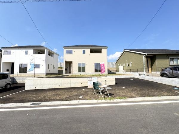 クレイドルガーデン富里市七栄　第33全14棟５号棟の前面道路含む現地写真画像
