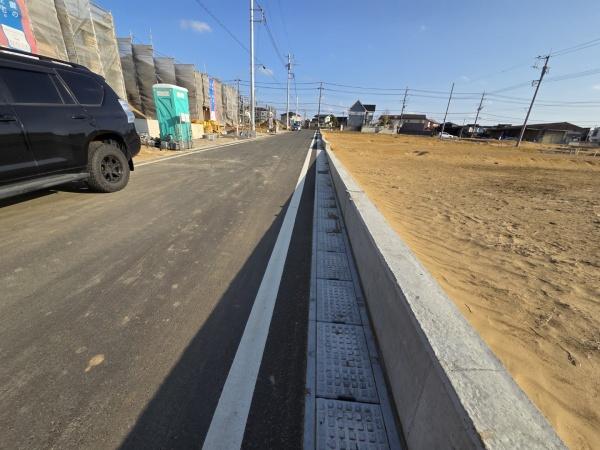 クレイドルガーデン富里市七栄　第33全14棟６号棟の前面道路含む現地写真画像