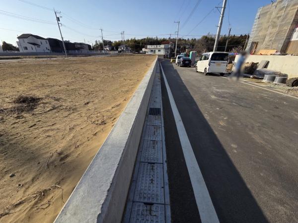 クレイドルガーデン富里市七栄　第33全14棟６号棟の前面道路含む現地写真画像