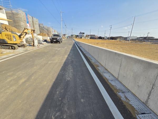 クレイドルガーデン富里市七栄　第33全14棟７号棟の前面道路含む現地写真画像