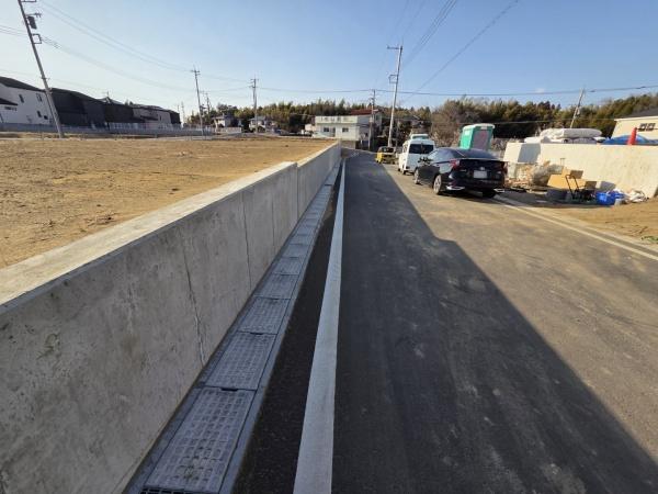 クレイドルガーデン富里市七栄　第33全14棟７号棟の前面道路含む現地写真画像