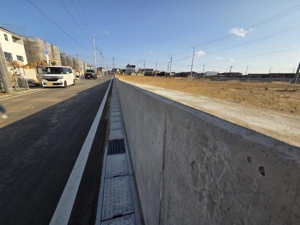 クレイドルガーデン富里市七栄 第33全14棟8号棟の前面道路含む現地写真画像