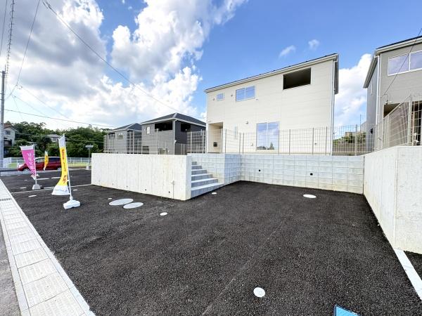 クレイドルガーデン富里市七栄　第33全14棟８号棟の前面道路含む現地写真画像
