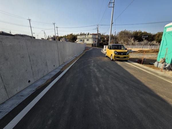 クレイドルガーデン富里市七栄　第33全14棟９号棟の前面道路含む現地写真画像