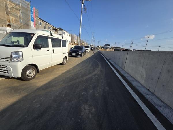 クレイドルガーデン富里市七栄　第33全14棟９号棟の前面道路含む現地写真画像