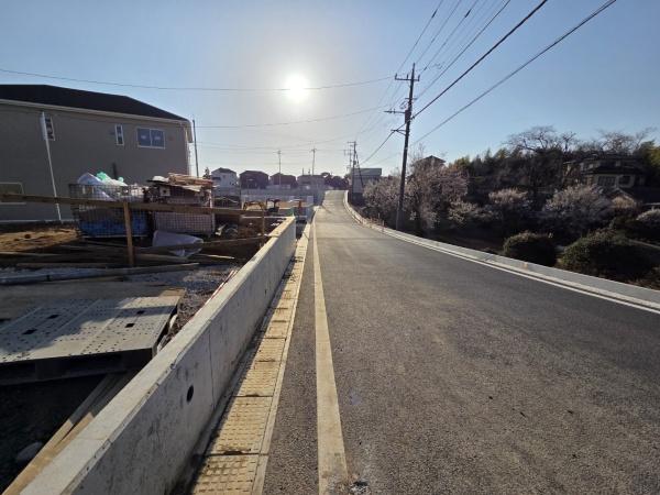 クレイドルガーデン富里市七栄　第33全14棟14号棟の前面道路含む現地写真画像