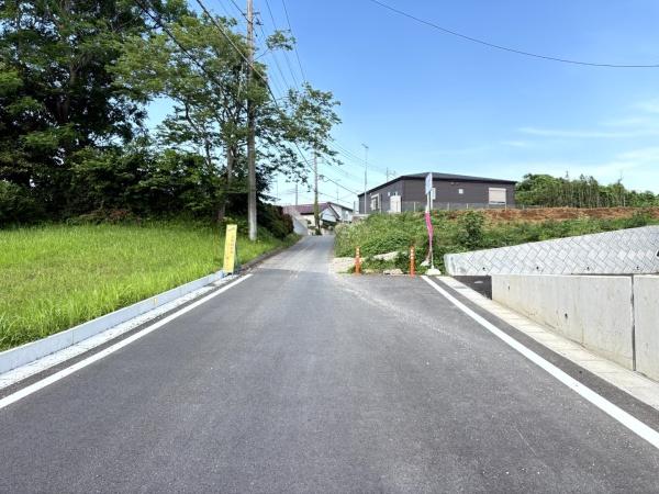 クレイドルガーデン富里市七栄　第33全14棟14号棟の前面道路含む現地写真画像