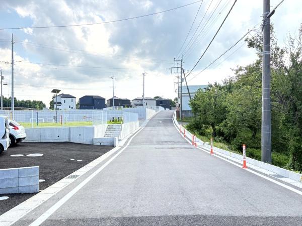 クレイドルガーデン富里市七栄　第33全14棟14号棟の前面道路含む現地写真画像