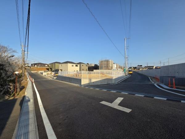 クレイドルガーデン富里市七栄　第33全14棟14号棟の前面道路含む現地写真画像