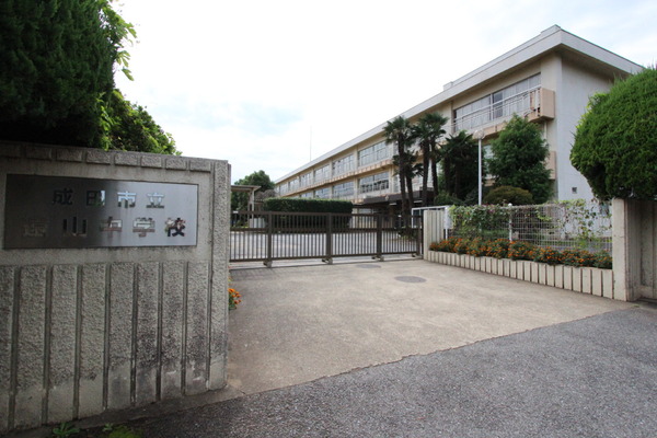 フェリディアガーデン成田市大清水　全２棟１号棟の中学校画像