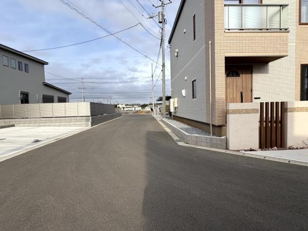 フェリディアガーデン成田市大清水 全2棟1号棟の前面道路含む現地写真画像