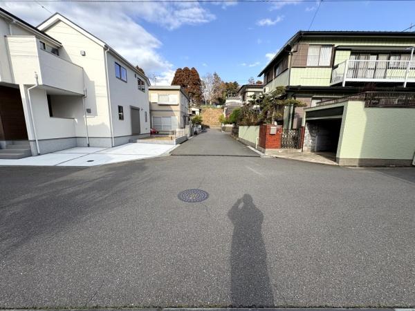 リナージュ佐倉市千成3丁目第1期全1棟1号棟の前面道路含む現地写真画像