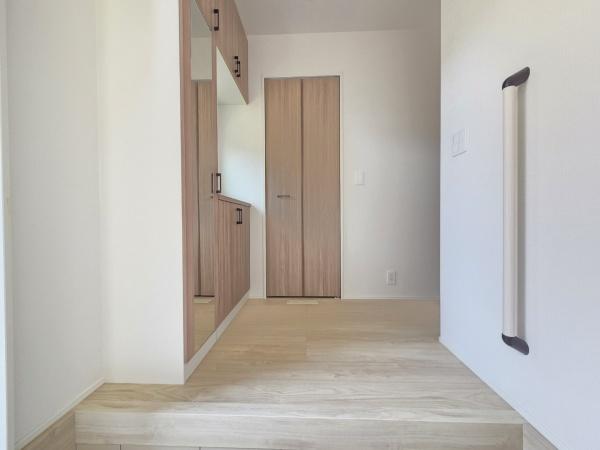 リナージュ　富里市七栄　第３期　全１棟　１号棟の玄関画像