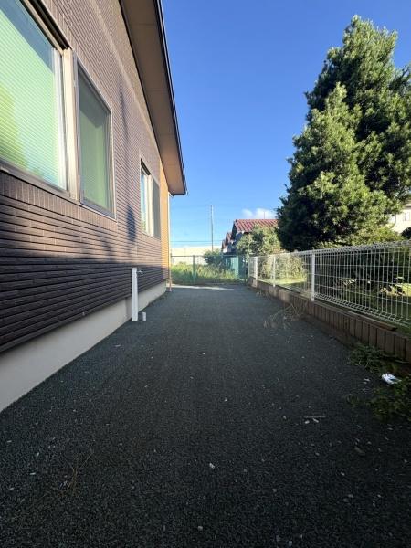 八街市富山(やちまたし とやま)の前面道路含む現地写真画像