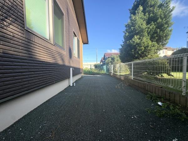 八街市富山(やちまたし とやま)の前面道路含む現地写真画像