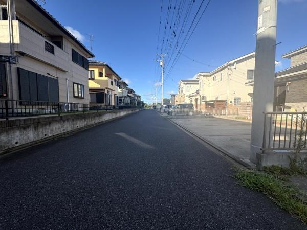 八街市富山(やちまたし とやま)の前面道路含む現地写真画像