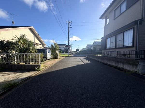 八街市富山(やちまたし とやま)の前面道路含む現地写真画像