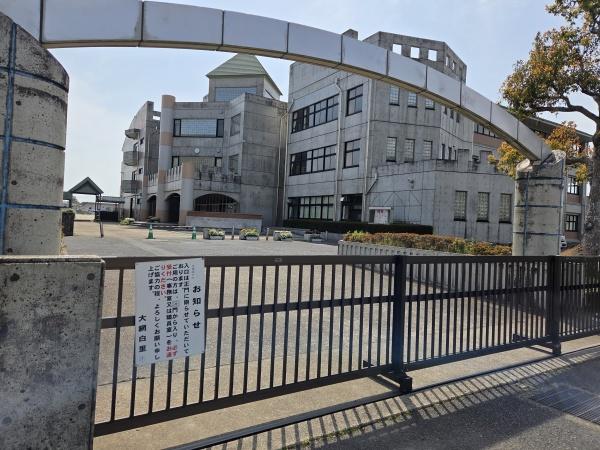 大網白里市　南飯塚（おおあみしらさとし　みなみいいづか）の小学校画像