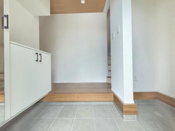 グラファーレ　佐倉市　石川５期　全３棟　１号棟の玄関画像