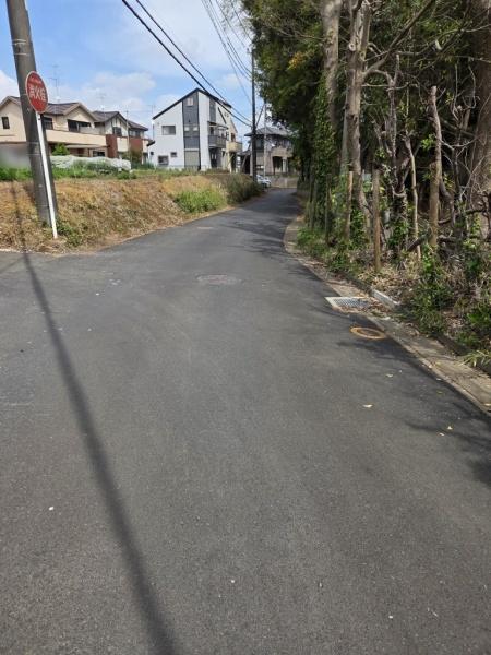 グラファーレ　佐倉市　石川５期　全３棟　１号棟の前面道路含む現地写真画像