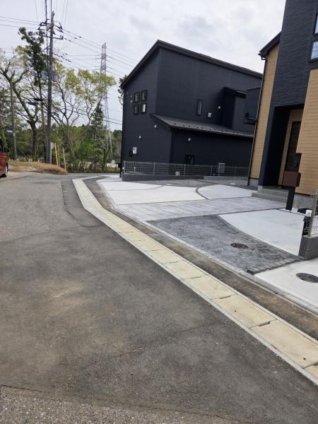 グラファーレ　佐倉市　石川５期　全３棟　３号棟の前面道路含む現地写真画像