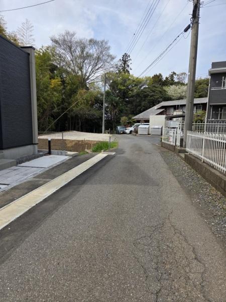グラファーレ　佐倉市　石川５期　全３棟　３号棟の前面道路含む現地写真画像