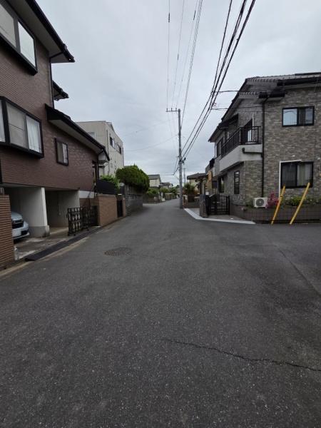 成田市 土屋 全1棟 A号棟の前面道路含む現地写真画像