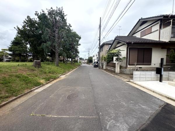 富里市 日吉台 全1棟 A号棟の前面道路含む現地写真画像