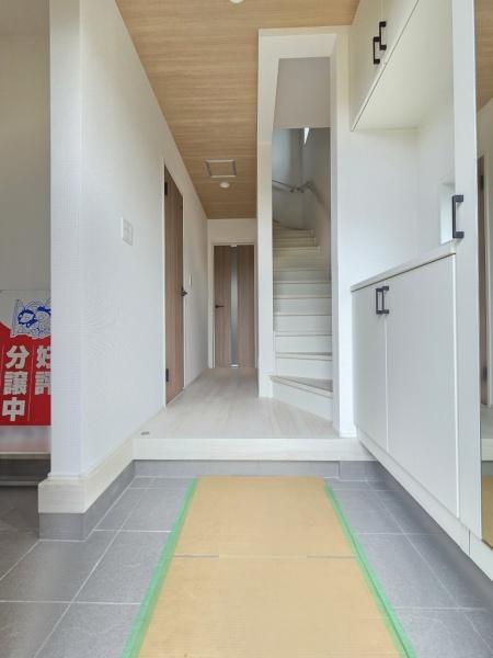 グラファーレ　成田市　郷部２期全１棟１号棟の玄関画像