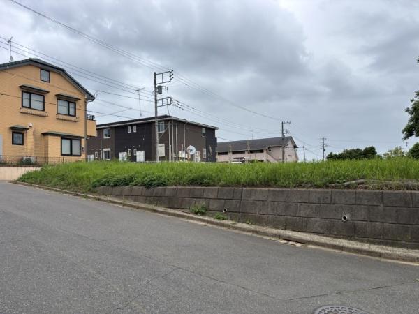 売地　八街市　泉台１丁目の前面道路含む現地写真画像