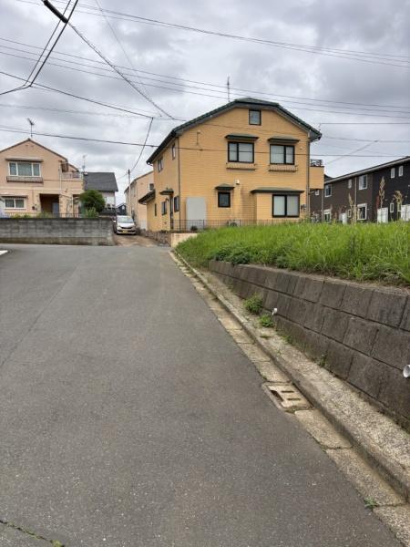 売地　八街市　泉台１丁目の前面道路含む現地写真画像