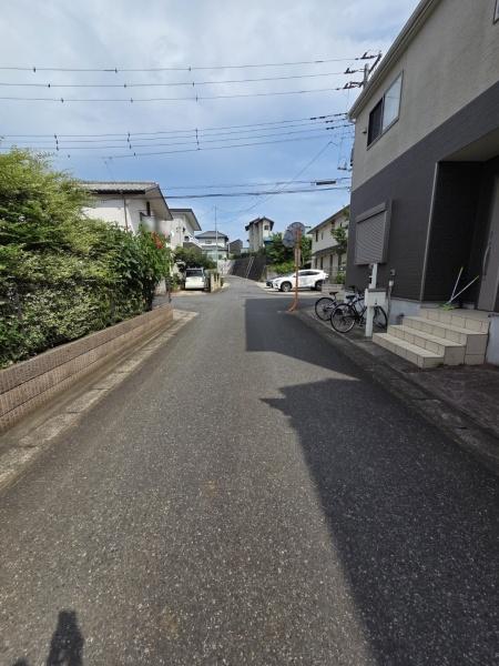 成田市 飯田町 4 全2棟 B号棟の前面道路含む現地写真画像