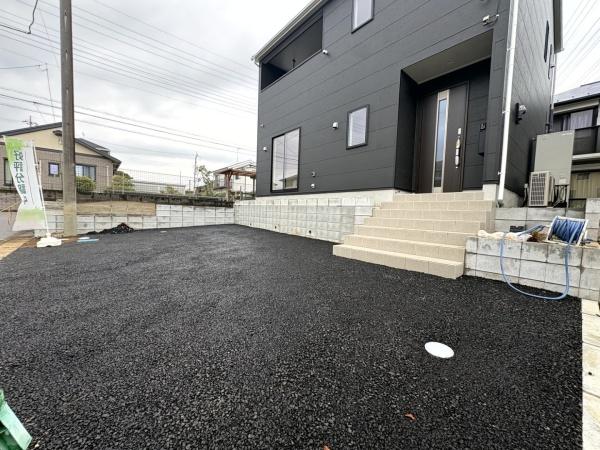 クレイドルガーデン 八街市文違第8・全2棟・1号棟の前面道路含む現地写真画像