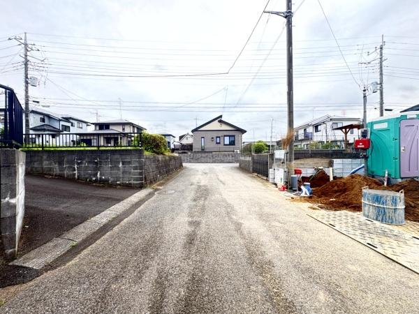 クレイドルガーデン　八街市文違第８・全２棟・１号棟の前面道路含む現地写真画像