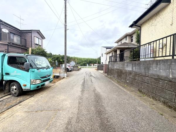 クレイドルガーデン　八街市文違第８・全２棟・２号棟の前面道路含む現地写真画像