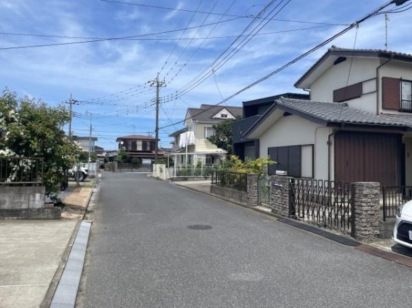 大網白里市　富田（おおあみしらさとし　とみだ）の前面道路含む現地写真画像