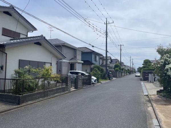 大網白里市　富田（おおあみしらさとし　とみだ）の前面道路含む現地写真画像