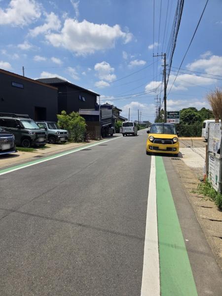 クレイドルガーデン八街市八街ほ　第１６全４棟４号棟の前面道路含む現地写真画像