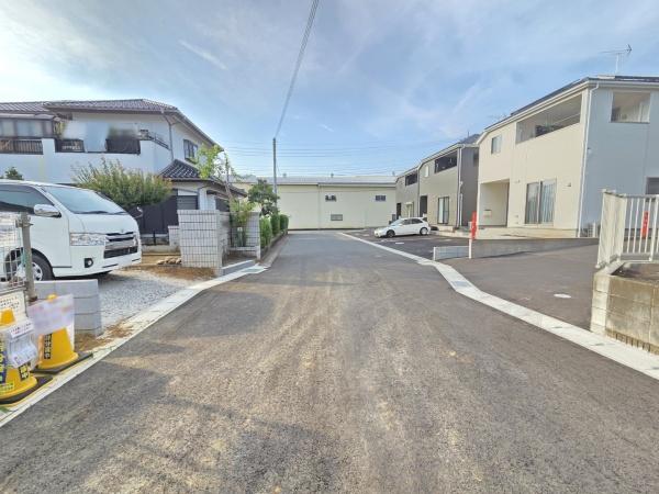 クレイドルガーデン 成田市 西三里塚 第10 全2棟 2号棟の前面道路含む現地写真画像