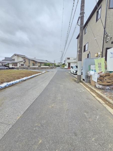 グラファーレ　成田市吾妻１丁目８期全２棟２号棟の前面道路含む現地写真画像