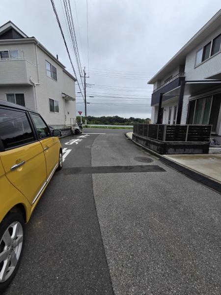 グラファーレ　成田市吾妻１丁目８期全２棟２号棟の前面道路含む現地写真画像