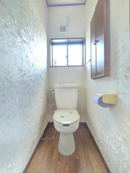 八街市富山の中古一戸建のトイレ画像